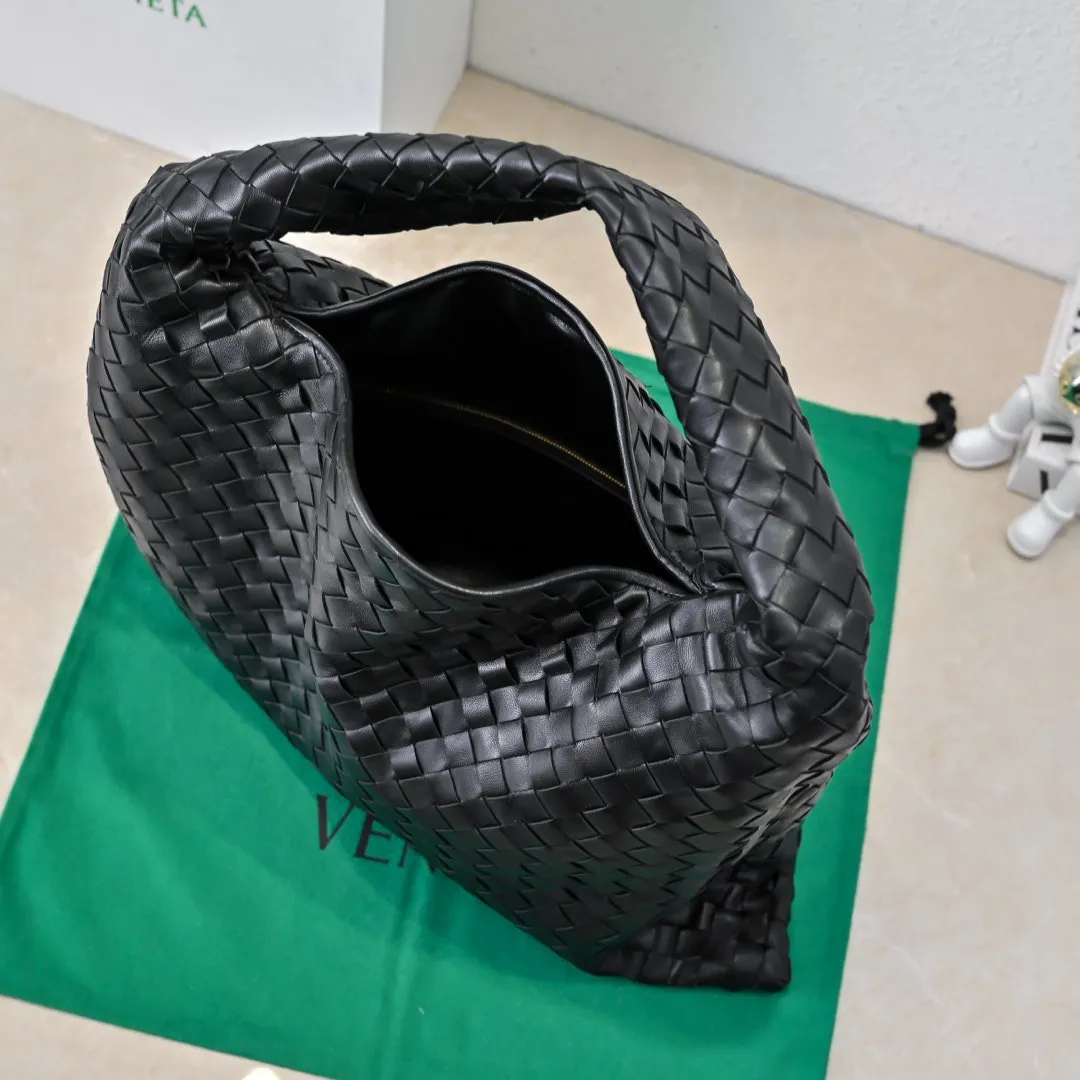 Batch 1960 #Bv new medium-sized HOP bag, the bag body and handles are made of a whole piece of woven leather. The bag body is soft and lazy. Hop symbolizes the praise of innovation and eternal craftsmanship [love]. The pyramid silhouette combines practicality and fashion. It is modern and casual, and the bag mouth is double-sided closed design, more convenient and safe! The cowhide texture also makes the bag more wear-resistant and durable. A must-have for fashionable ladies who like minimalism yet comfortable and casual! Size: 46x21x10cm Model: 6262